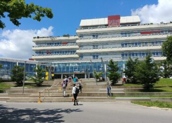 Geflüchtete Ukrainerinnen und Ukrainer informieren sich über Studienmöglichkeiten