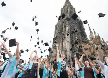 Akademische Abschlussfeier auf dem Münsterplatz